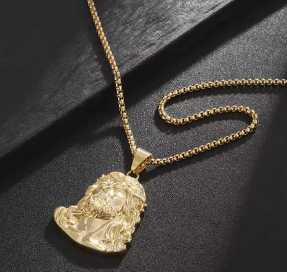 Collier torsadé en or 18 carats avec pendentif Jésus. : Foi et Élégance